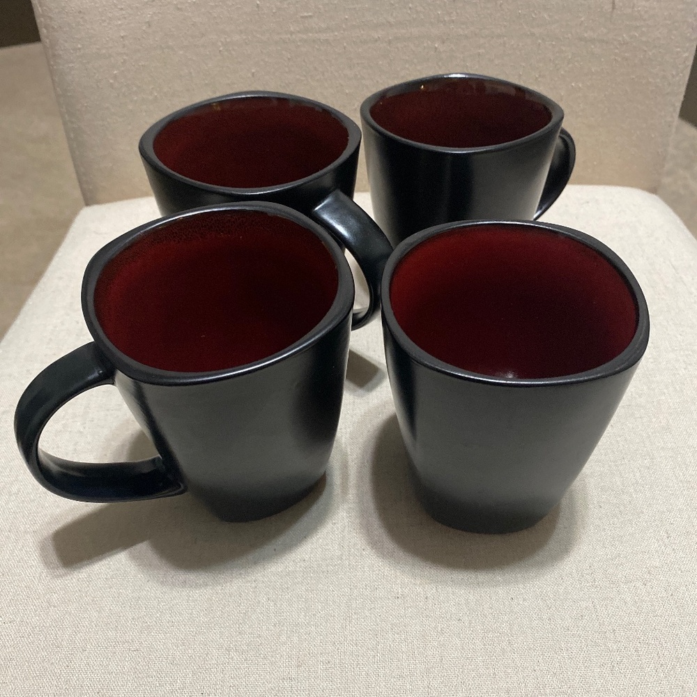 Set 4 coffee cups 2 Gibson 2 no name like black red 4x4”
